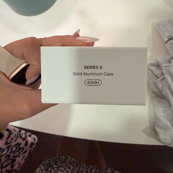 Series 5 Gold Aluminum Case 40mm Apple Watch - Picture 5 of 5